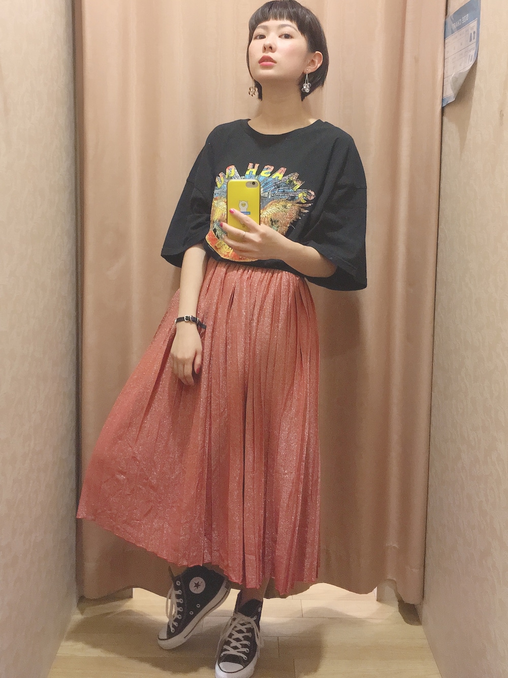 「オーバーサイズ、Tシャツ、ロンT、スカート、ラメ、藤田ニコル、nicoron、ロングスカート」｜「NiCORONのアイテム（Tシャツ/カットソー、ブラック系）」を使った、ほそかわこはるさん（レディース・163cm）の冬コーディネートの1枚目の写真