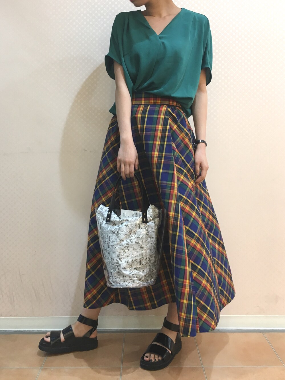 「夏、earth music&ecology、マドラスチェック、スカート、ロングスカート、とろみシャツ、popeye、クリアバッグ、GIRLSRULE」｜「earth music&ecologyのとろみスキッパータックヘムブラウス（シャツ/ブラウス、グリーン系）」を使った、ほそかわこはるさん（レディース・163cm）の春コーディネートの1枚目の写真
