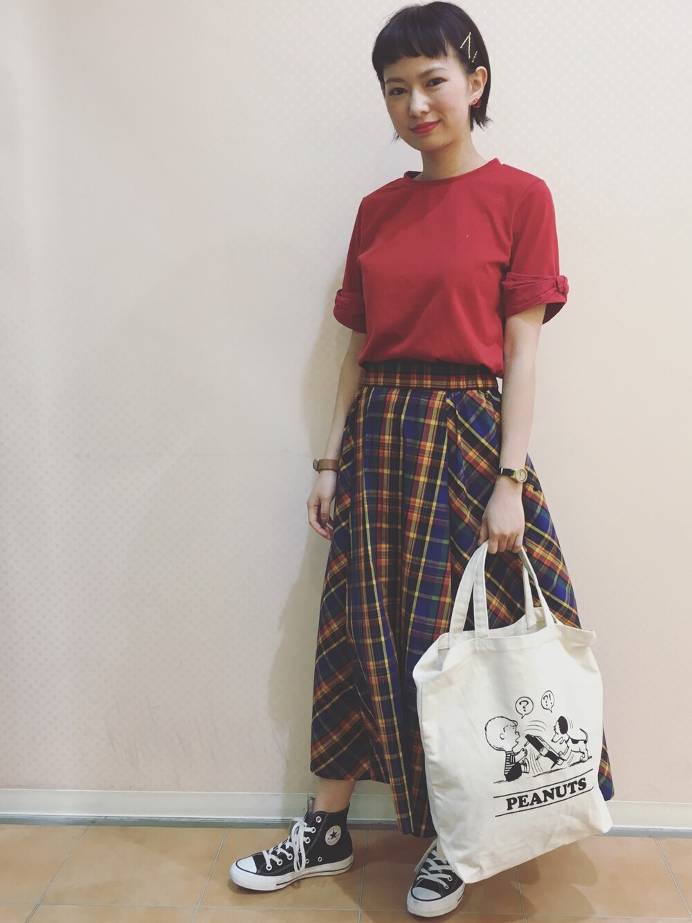 「earth music&ecology、PEANUTS、半袖シャツ、マドラスチェック、スカート、ロング、converse、赤、夏」｜「earth music&ecologyの・袖リボンプルオーバー（Tシャツ/カットソー、レッド系）」を使った、ほそかわこはるさん（レディース・163cm）の春コーディネートの1枚目の写真