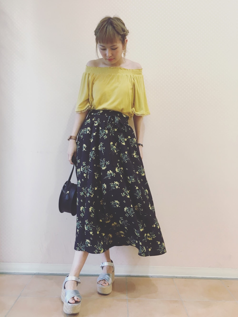 「earth music&ecology、オフショル、黄色、yellow、花柄、スカート、夏コーデ、夏、２ＷＡＹ、サンダル」｜「earth music&ecologyの・シャーリングネックプルオーバー（Tシャツ/カットソー、イエロー系）」を使った、ほそかわこはるさん（レディース・163cm）の春コーディネートの1枚目の写真