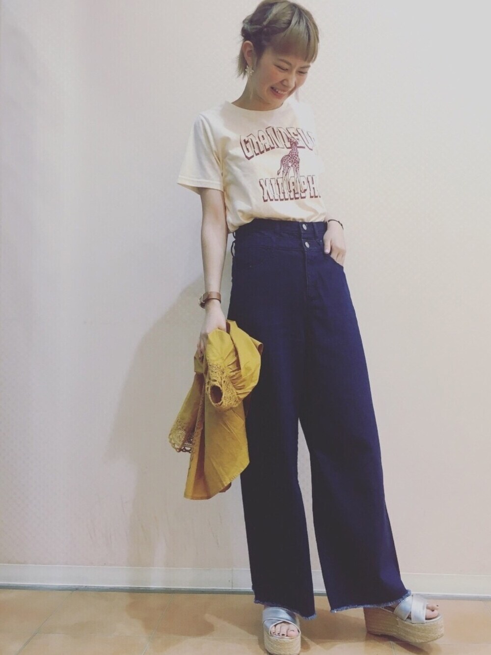 ベージュ系のTシャツ/カットソー、ブラック系のデニムパンツ、イエロー系のジャケット/アウターを着用したレディースの春コーディネートの1枚目の写真