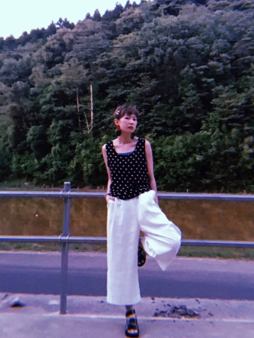 「タンクトップ、スクエア、サンダル、パンツスタイル、ラフ、ラクチンコーデ、モノトーン、夏、シンプル、ootd」｜「earth music&ecologyのマルチファンクションタックスカーチョ（その他パンツ、ホワイト系）」を使った、ほそかわこはるさん（レディース・163cm）の夏コーディネートの1枚目の写真