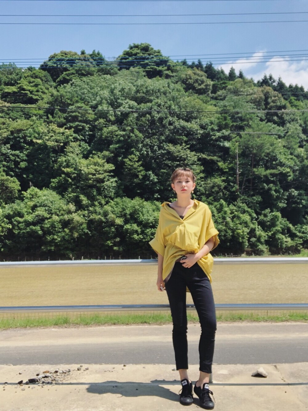 「earth music&ecology、シャツ、黄色、シンプルコーデ、夏コーデ、ラクチンコーデ、オトナカジュアル、スニーカーコーデ、カジュアル、ootd」｜「earth music&ecologyの・半袖スキッパーシャツ（シャツ/ブラウス、イエロー系）」を使った、ほそかわこはるさん（レディース・163cm）の夏コーディネートの1枚目の写真