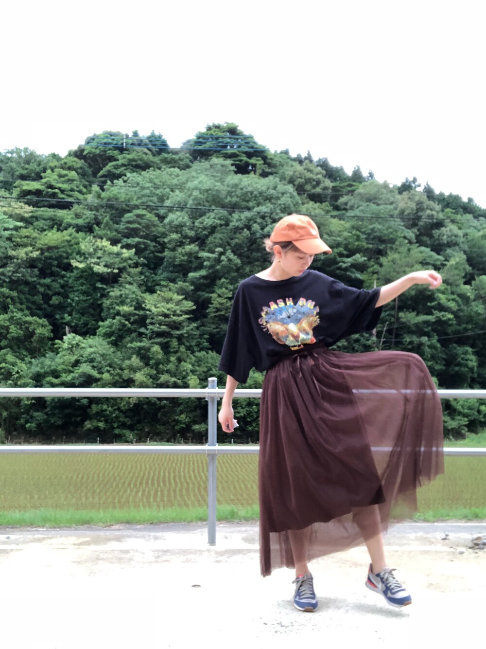 ブラック系のTシャツ/カットソー、ブラウン系のスカートを着用したレディースの夏コーディネートの1枚目の写真