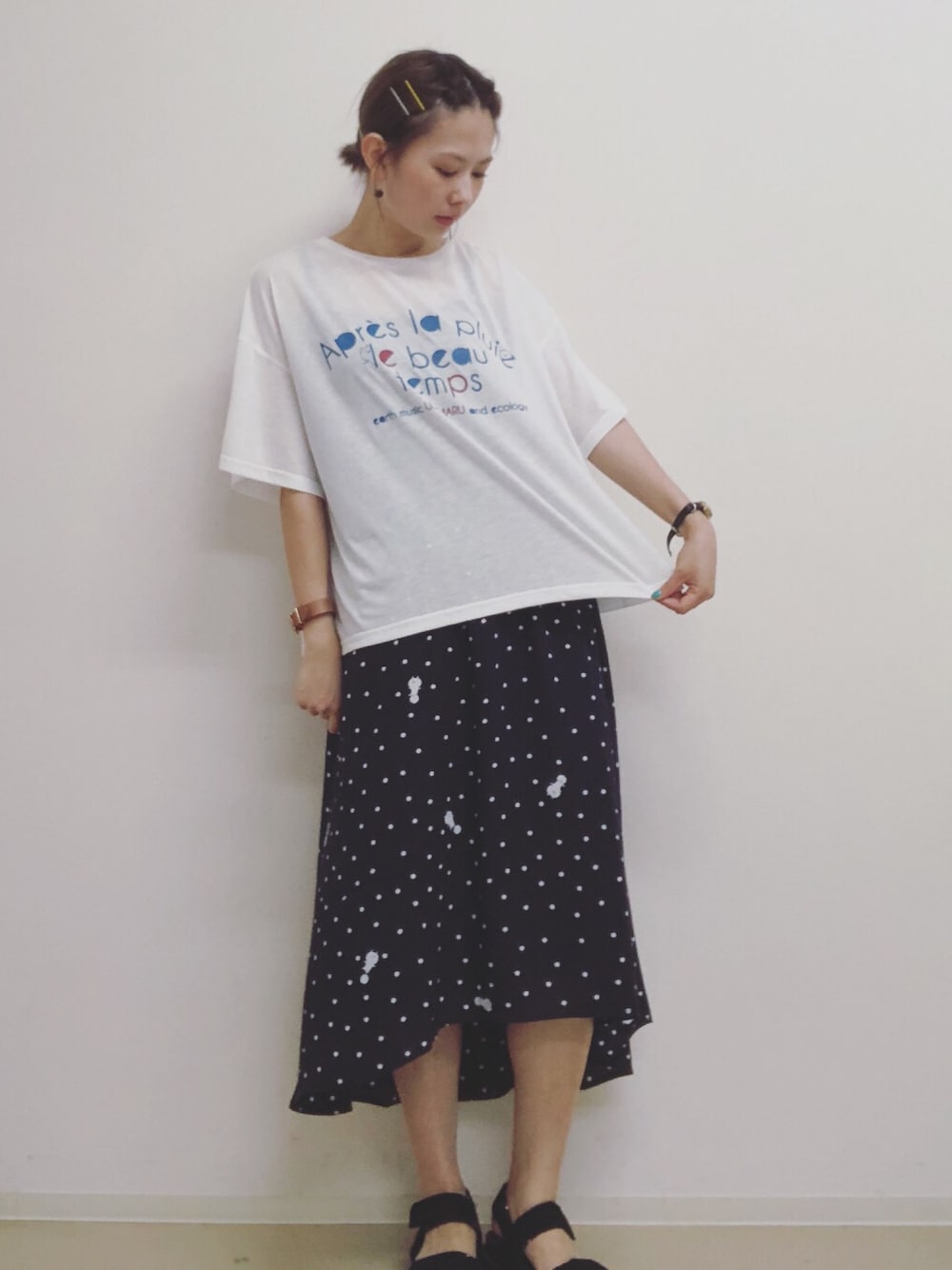 「earth music&ecology、うさまる、コラボ、休日コーデ、ドット、Tシャツ、夏コーデ、ネイビー、おしゃれさんと繋がりたい、ootd」｜「earth music&ecologyの・うさまるﾌﾟﾘﾝﾄTｼｬﾂ（Tシャツ/カットソー、ホワイト系）」を使った、ほそかわこはるさん（レディース・163cm）の夏コーディネートの1枚目の写真