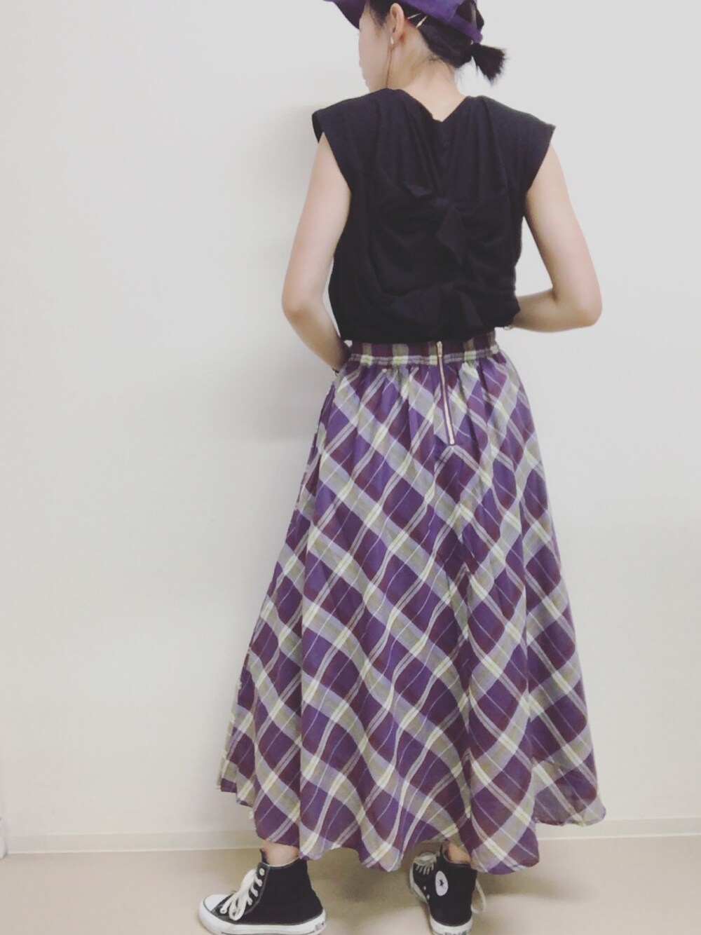 ブラック系のTシャツ/カットソー、パープル系のスカートを着用したレディースの夏コーディネートの1枚目の写真