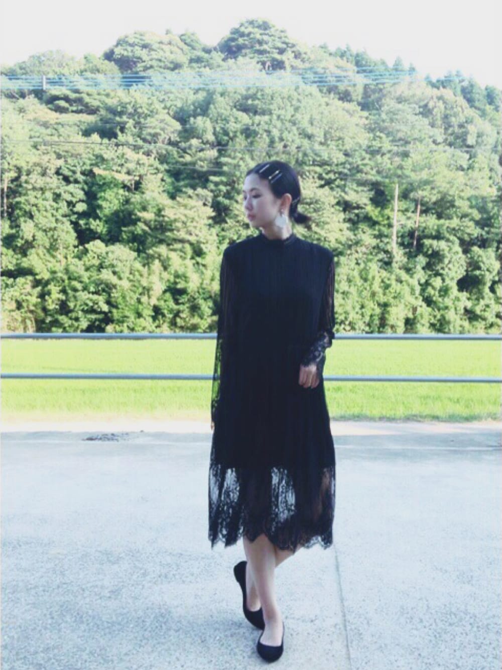 ブラック系のパンプスを着用したレディースの夏コーディネートの1枚目の写真