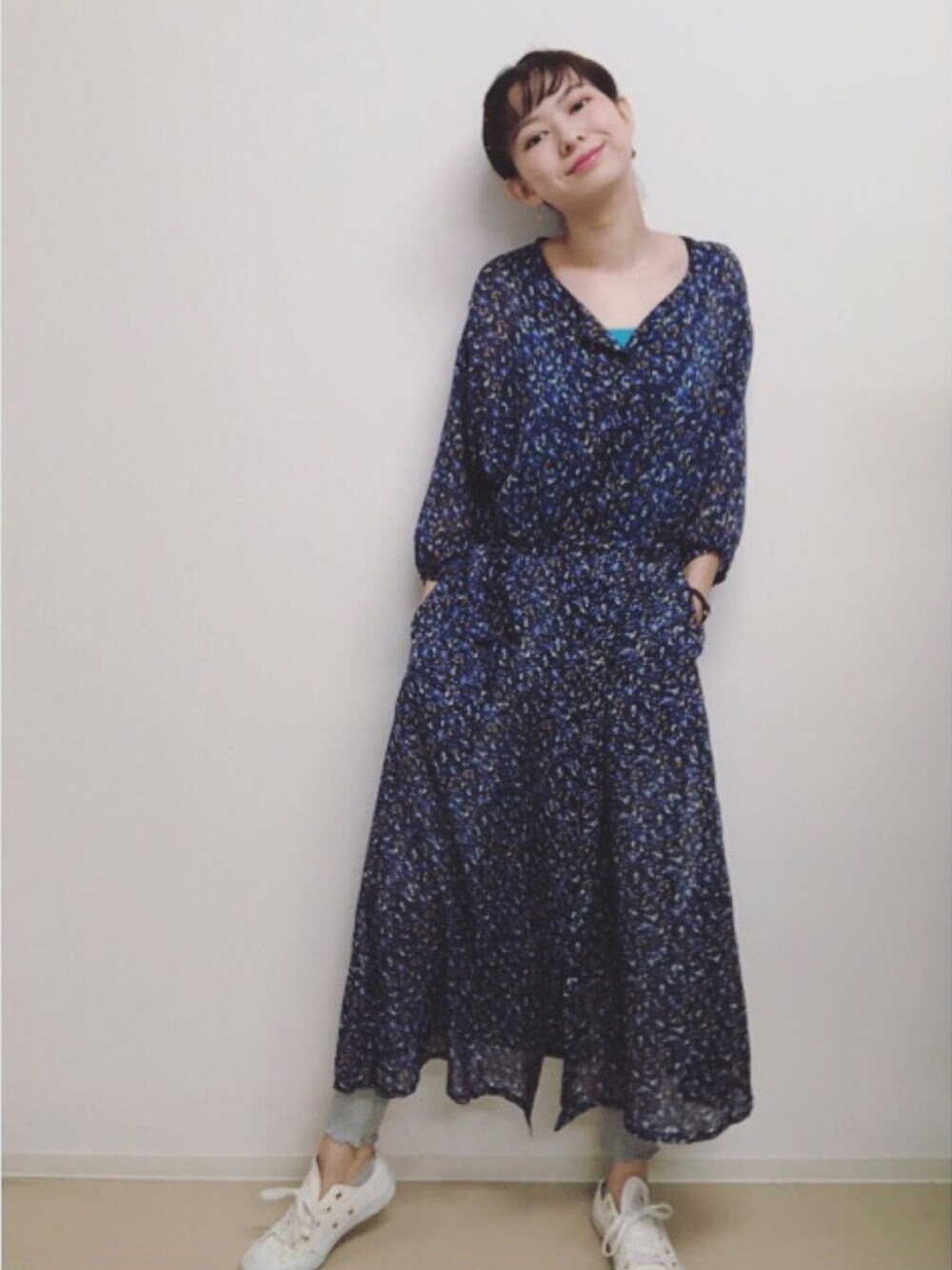 ブルー系のワンピース、グレー系のレギンス/スパッツを着用したレディースの夏コーディネートの1枚目の写真