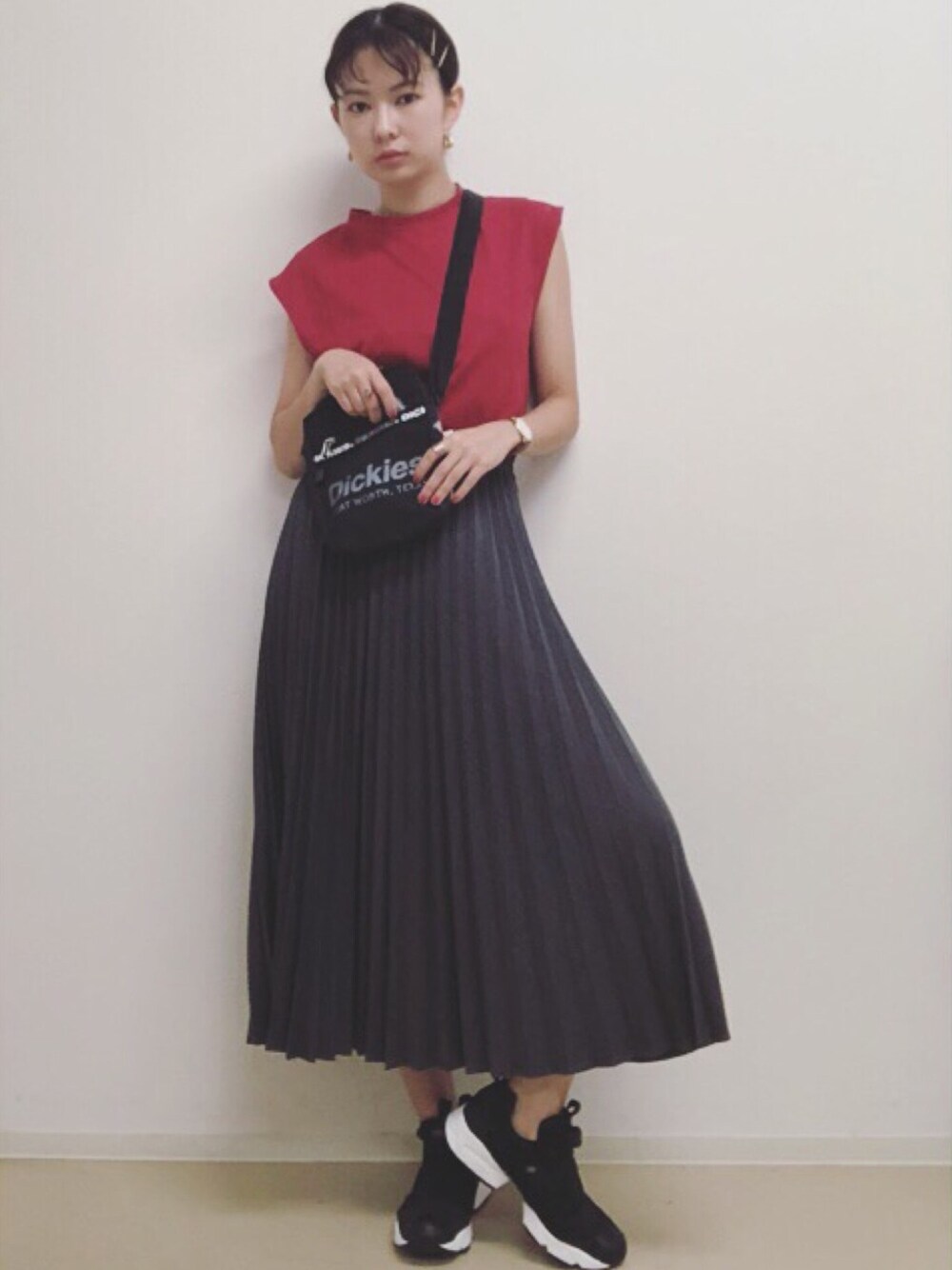レッド系のTシャツ/カットソー、グレー系のスカートを着用したレディースの夏コーディネートの1枚目の写真