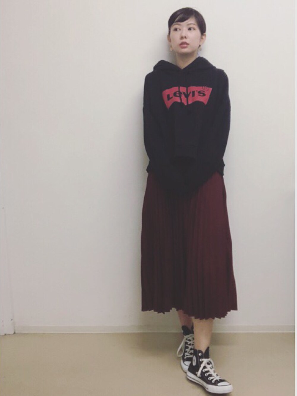 レッド系のスカート、ブラック系のパーカーを着用したレディースの夏コーディネートの1枚目の写真