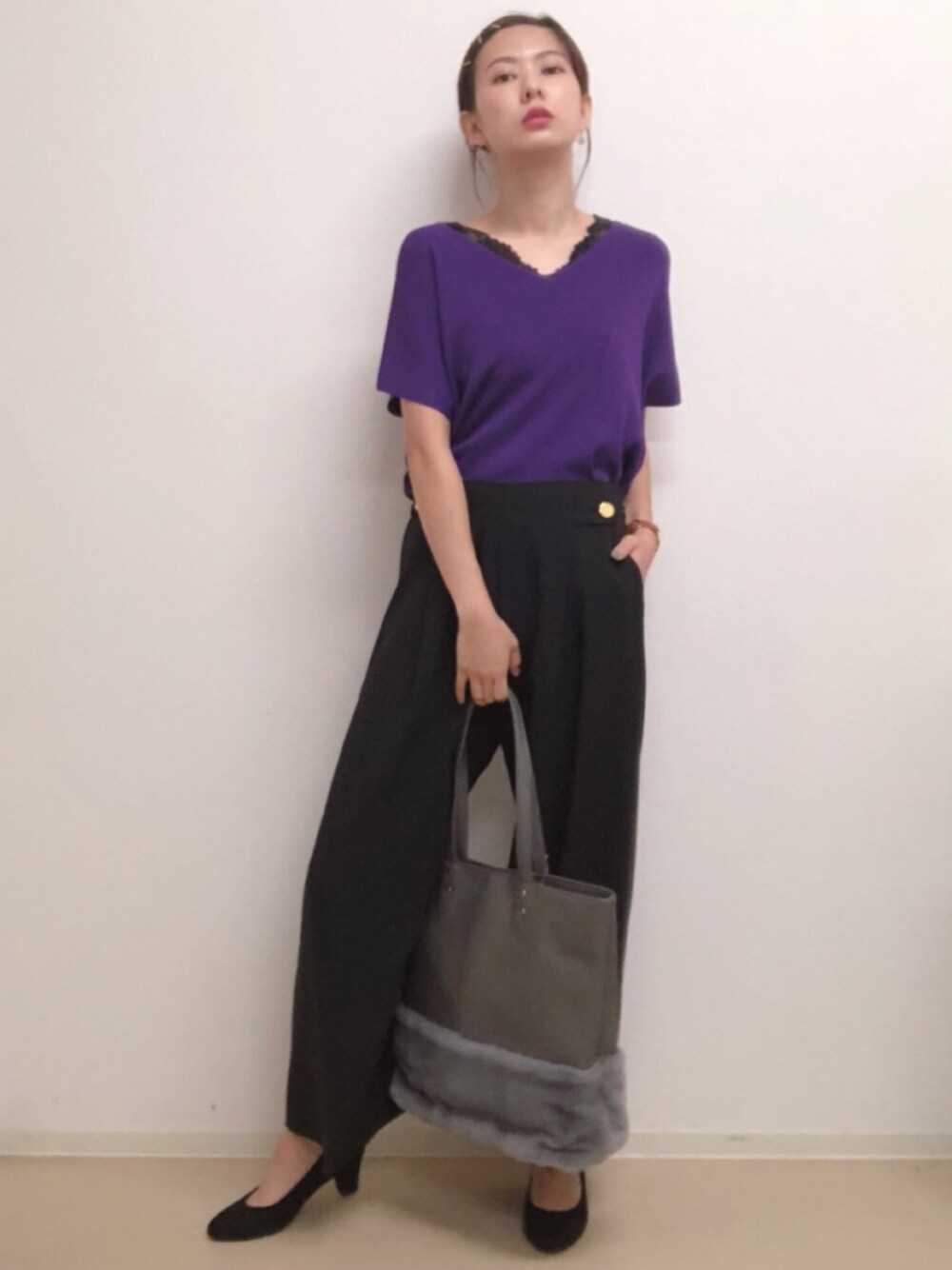 パープル系のニット/セーター、ブラック系のその他パンツ、グレー系のトートバッグを着用したレディースの秋コーディネートの1枚目の写真