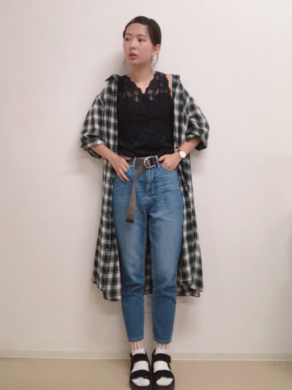 グリーン系のワンピース/ドレス、ブラック系のタンクトップ、ブルー系のデニムパンツを着用したレディースの秋コーディネートの1枚目の写真