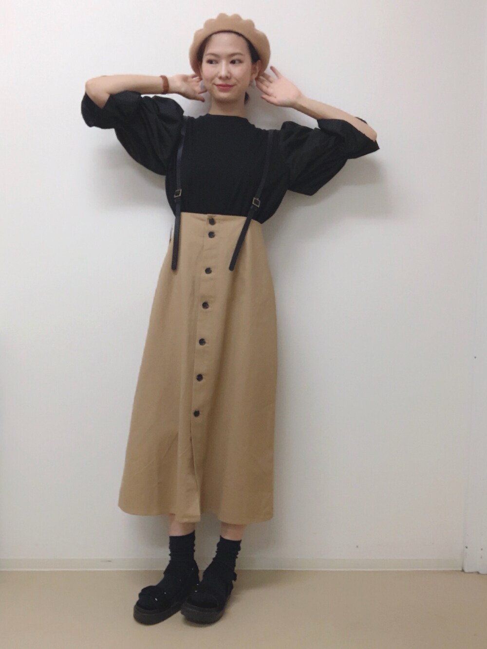 ブラック系のTシャツ/カットソー、ベージュ系のスカート、ベージュ系のハンチング/ベレー帽を着用したレディースの秋コーディネートの1枚目の写真