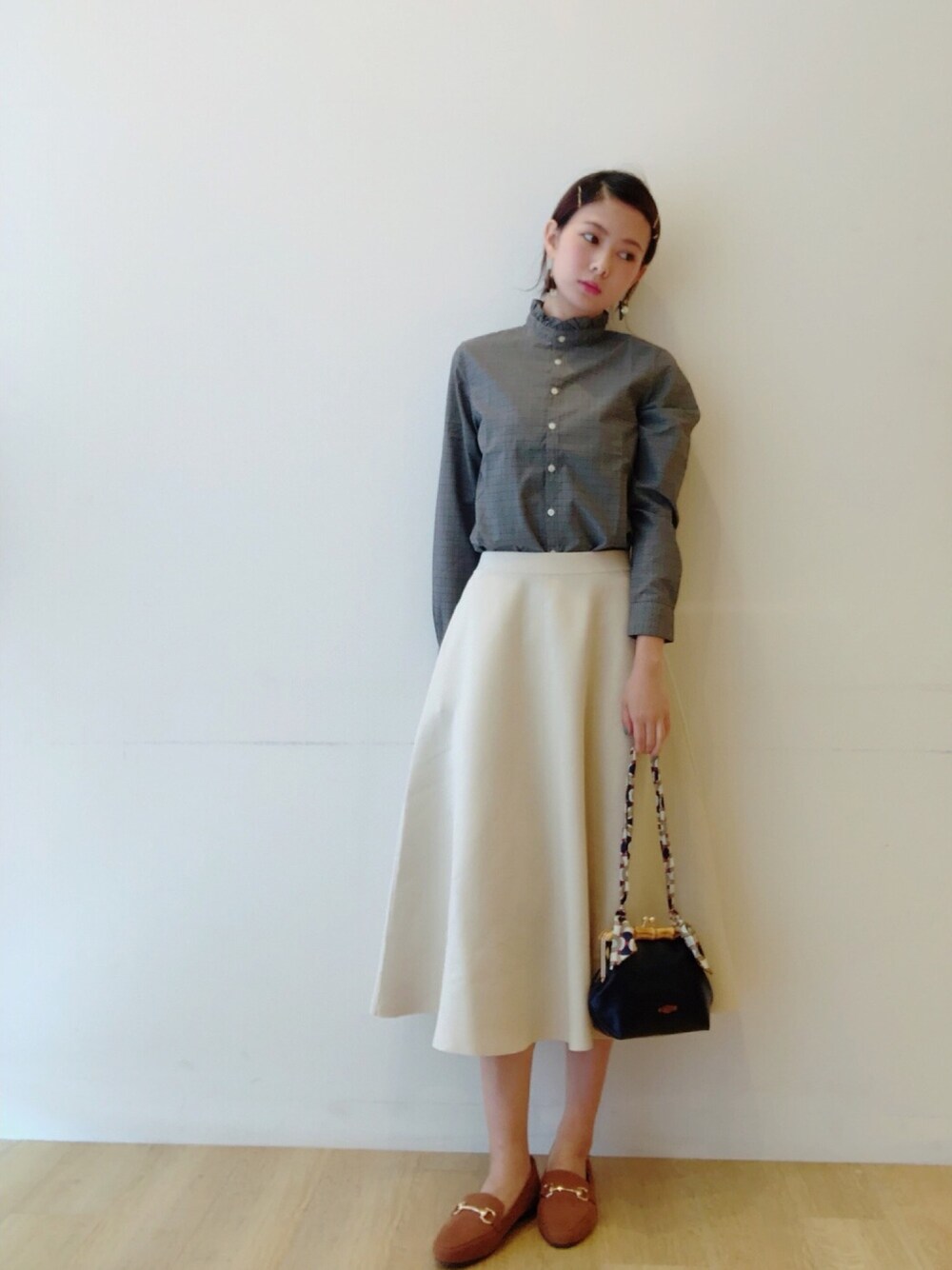 その他のシャツ/ブラウス、ホワイト系のスカート、ブラウン系のローファーを着用したレディースの秋コーディネートの1枚目の写真