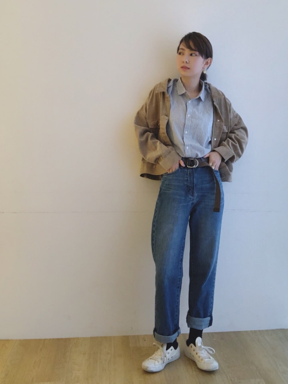 ベージュ系のその他アウター、ブルー系のシャツ/ブラウス、ブルー系のデニムパンツを着用したレディースの秋コーディネートの1枚目の写真