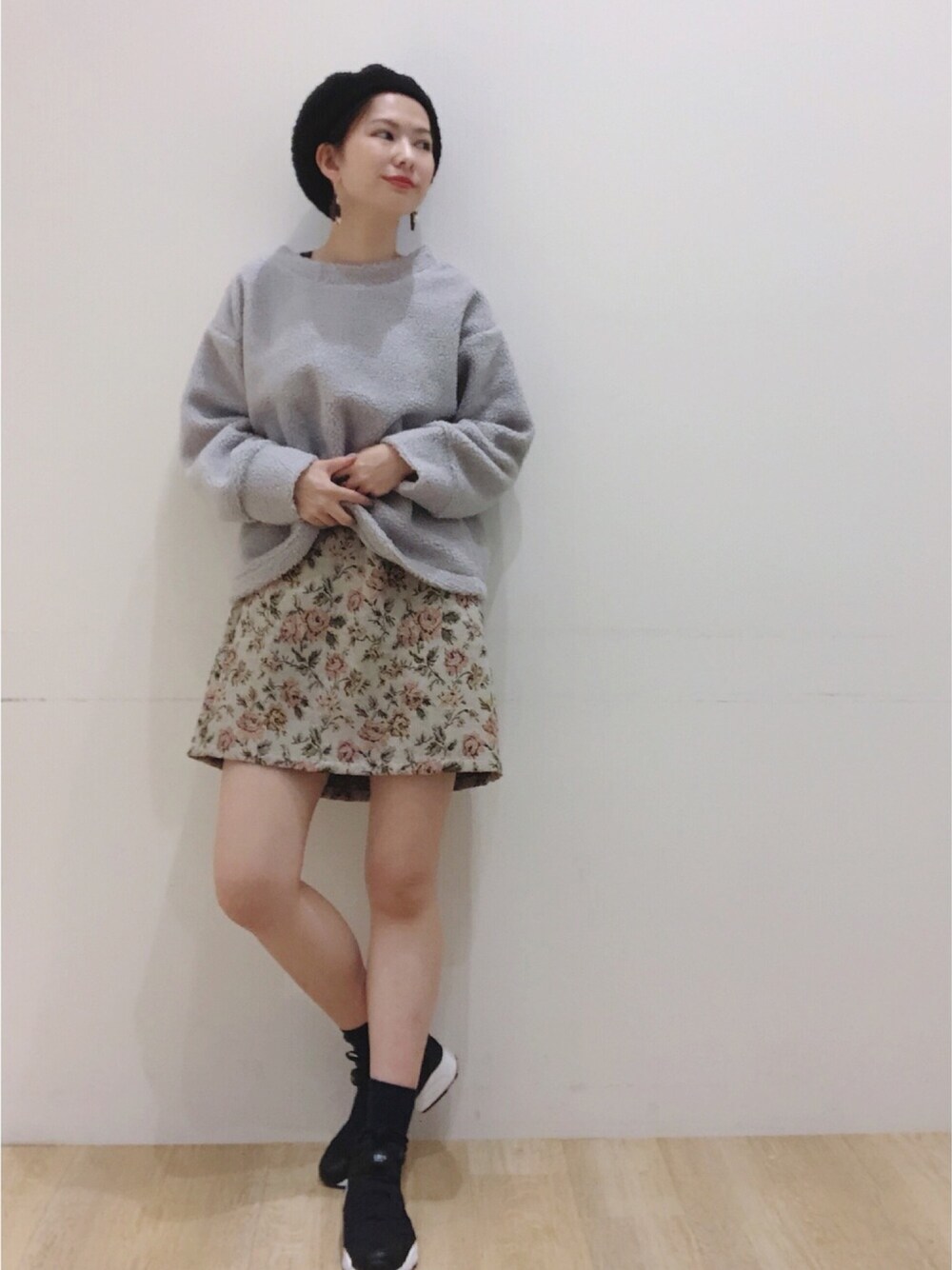 「earth music&ecology、秋のコーデ、ミニスカート、ボア、リーボック(Reebok)、カジュアル、スカート、ベレー帽、ootd、カジュアルコーデ」｜「earth music&ecologyのゴブラン台形スカート ●（スカート、ベージュ系）」を使った、ほそかわこはるさん（レディース・163cm）の秋コーディネートの1枚目の写真