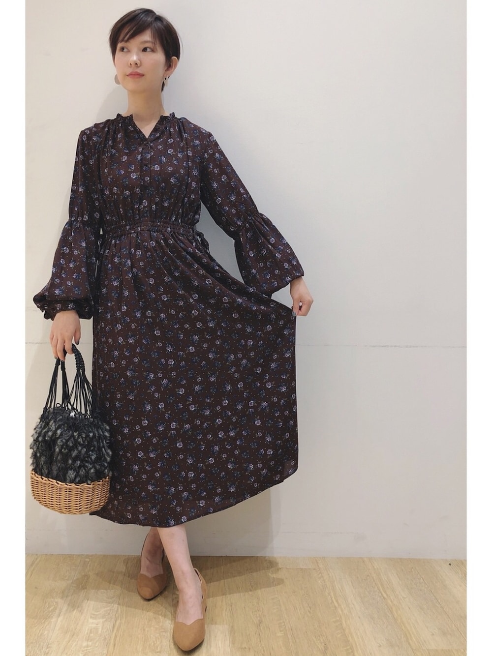 「ワンピース、秋のブラウンスタイル、秋のコーデ、きれいめカジュアル、ootd、パンプス、earth music&ecology、花柄、ショートヘア、ブラウン」｜「earth music&ecologyの・花柄シャーリング衿ワンピース ●（ワンピース、ブラウン系）」を使った、ほそかわこはるさん（レディース・163cm）の秋コーディネートの1枚目の写真