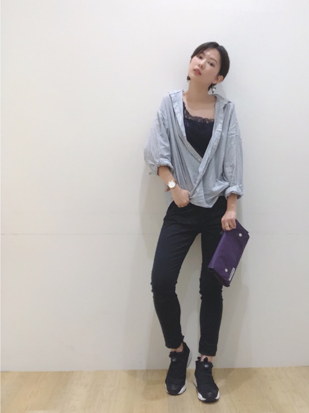 ブルー系のシャツ/ブラウス、ブラック系のその他パンツ、パープル系のボディバッグ/ウエストポーチを着用したレディースの秋コーディネートの1枚目の写真