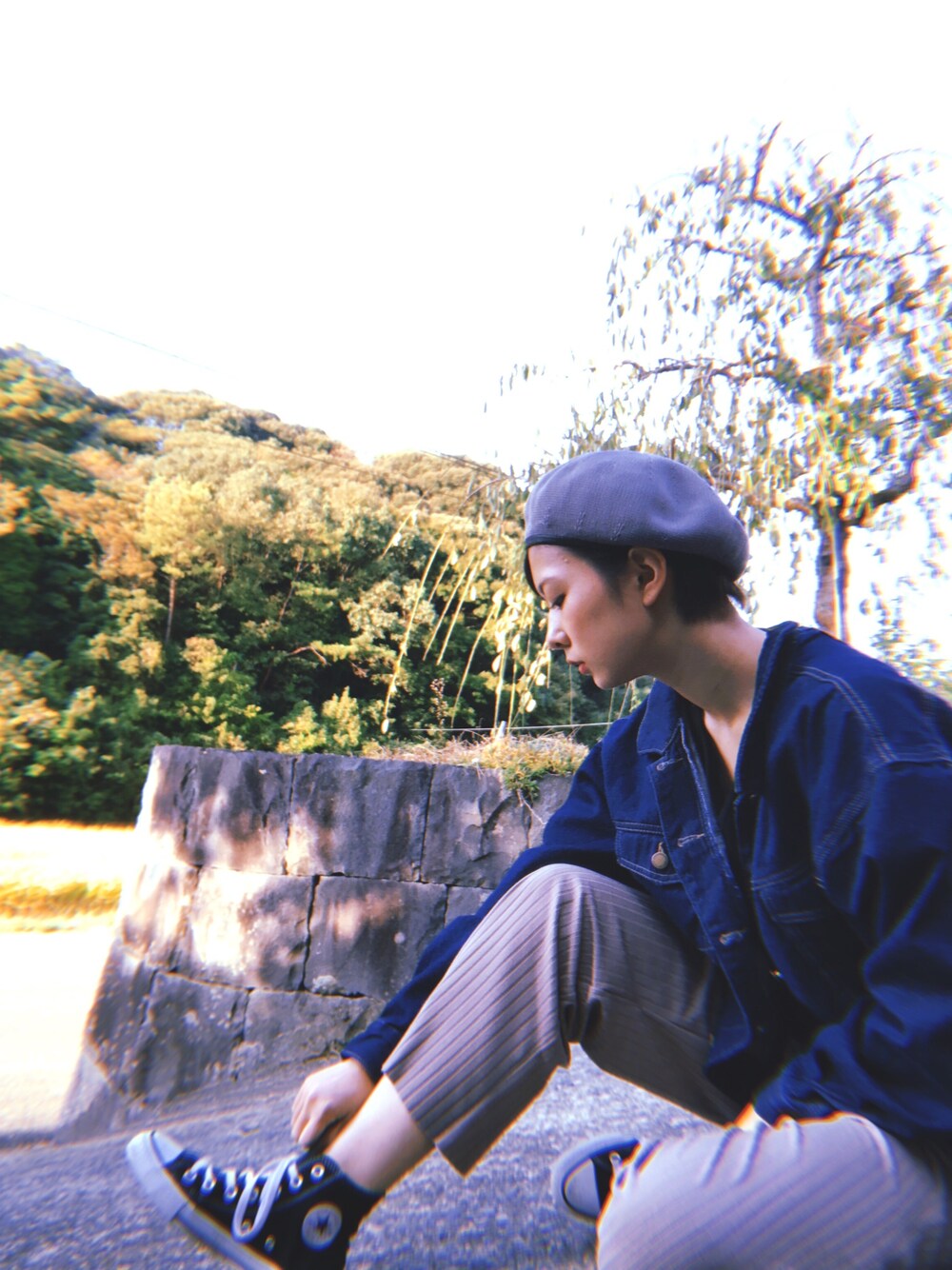 「秋コーデ、Gジャン、シンプル、カジュアルコーデ、今日のコーデ、パンツスタイル、converse、スニーカー、ootd、ベレー帽」｜「AS KNOW AS PINKYのオフショルって！Ｇジャン （ジャケット）（デニムジャケット、ブルー系）」を使った、ほそかわこはるさん（レディース・163cm）の秋コーディネートの1枚目の写真