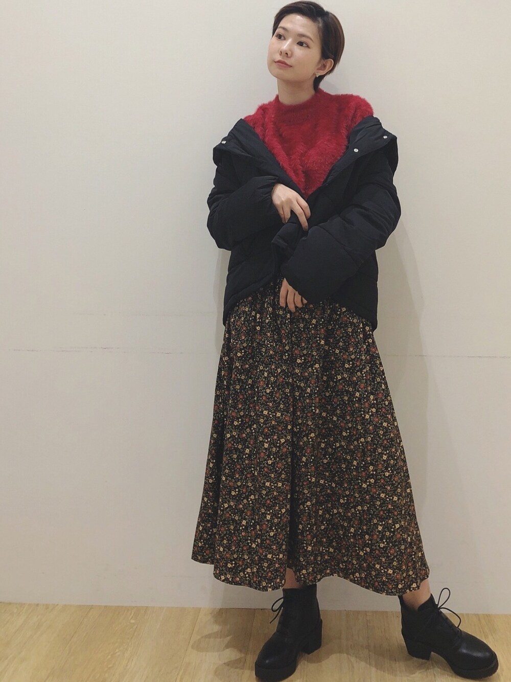 ホワイト系のニット/セーター、ブラック系のその他アウター、ブラック系のスカートを着用したレディースの秋コーディネートの1枚目の写真