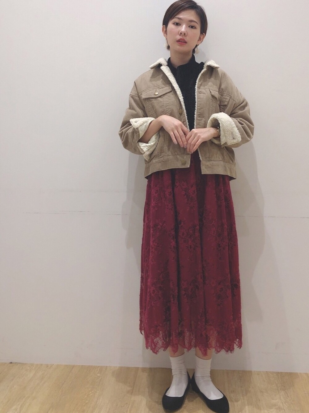 ベージュ系のその他アウター、ピンク系のスカート、ブラック系のニット/セーターを着用したレディースの秋コーディネートの1枚目の写真