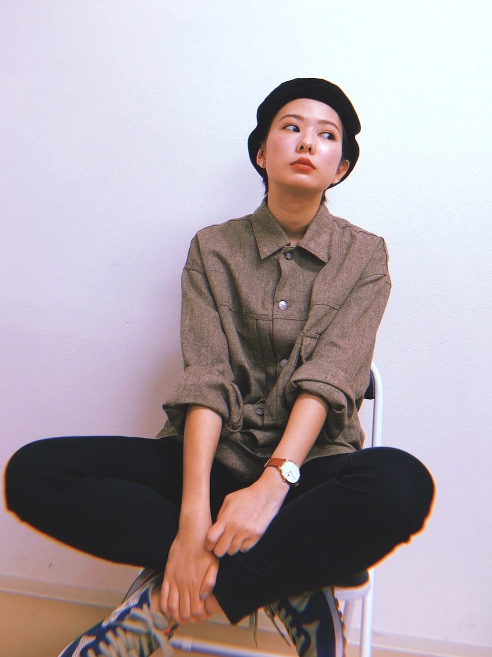 ブラウン系のその他アウター、ブラック系のその他パンツ、ブラック系のハンチング/ベレー帽を着用したレディースの秋コーディネートの1枚目の写真