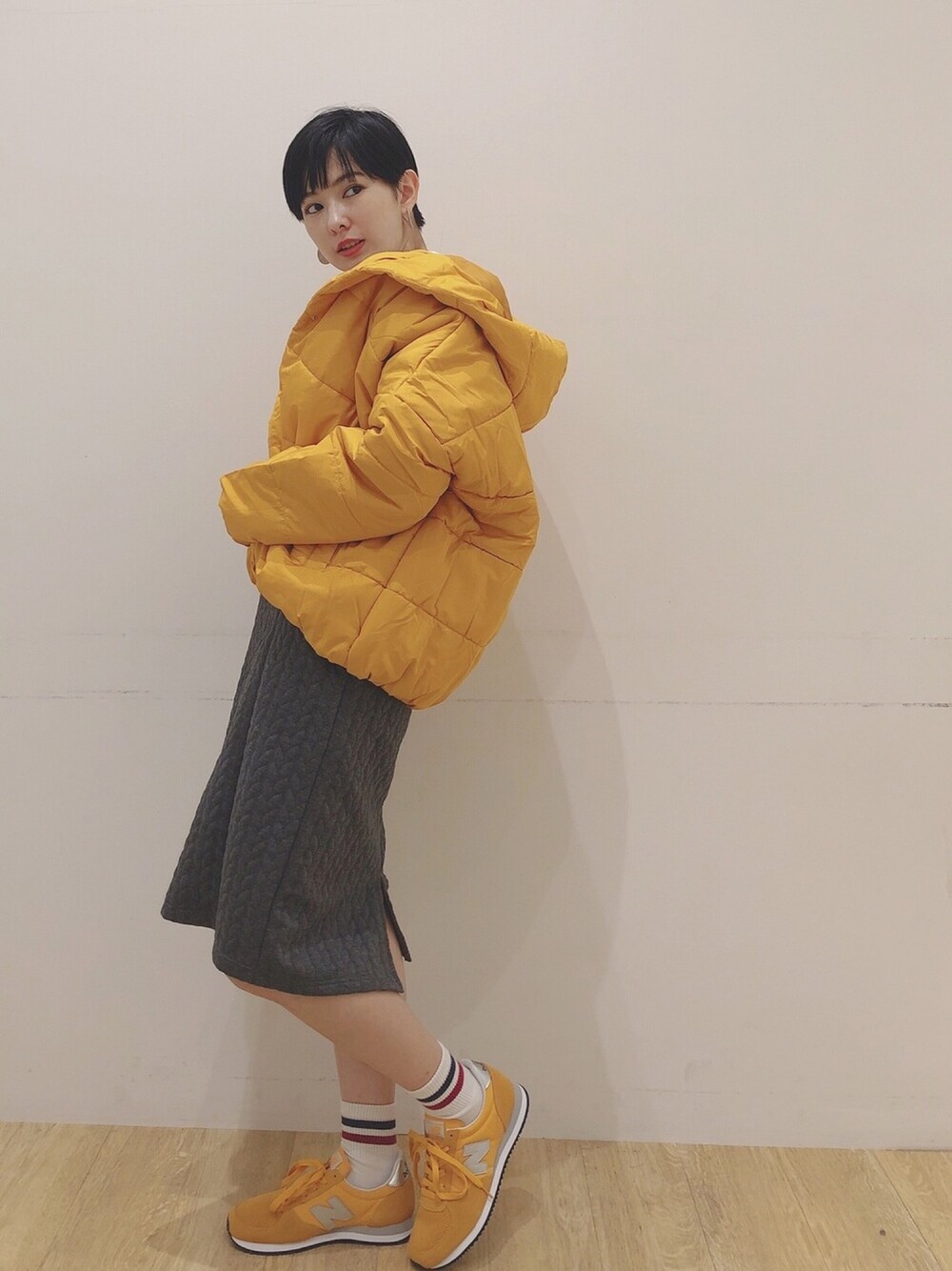 「休日スタイル、お洒落さんとつながりたい、スポーツミックス、スニーカー、ダウンジャケット、ブルゾン、キルティング、ootd、New Balance、シンプル」｜「earth music&ecologyの・7col 中綿ショートブルゾン（ブルゾン、イエロー系）」を使った、ほそかわこはるさん（レディース・163cm）の秋コーディネートの1枚目の写真