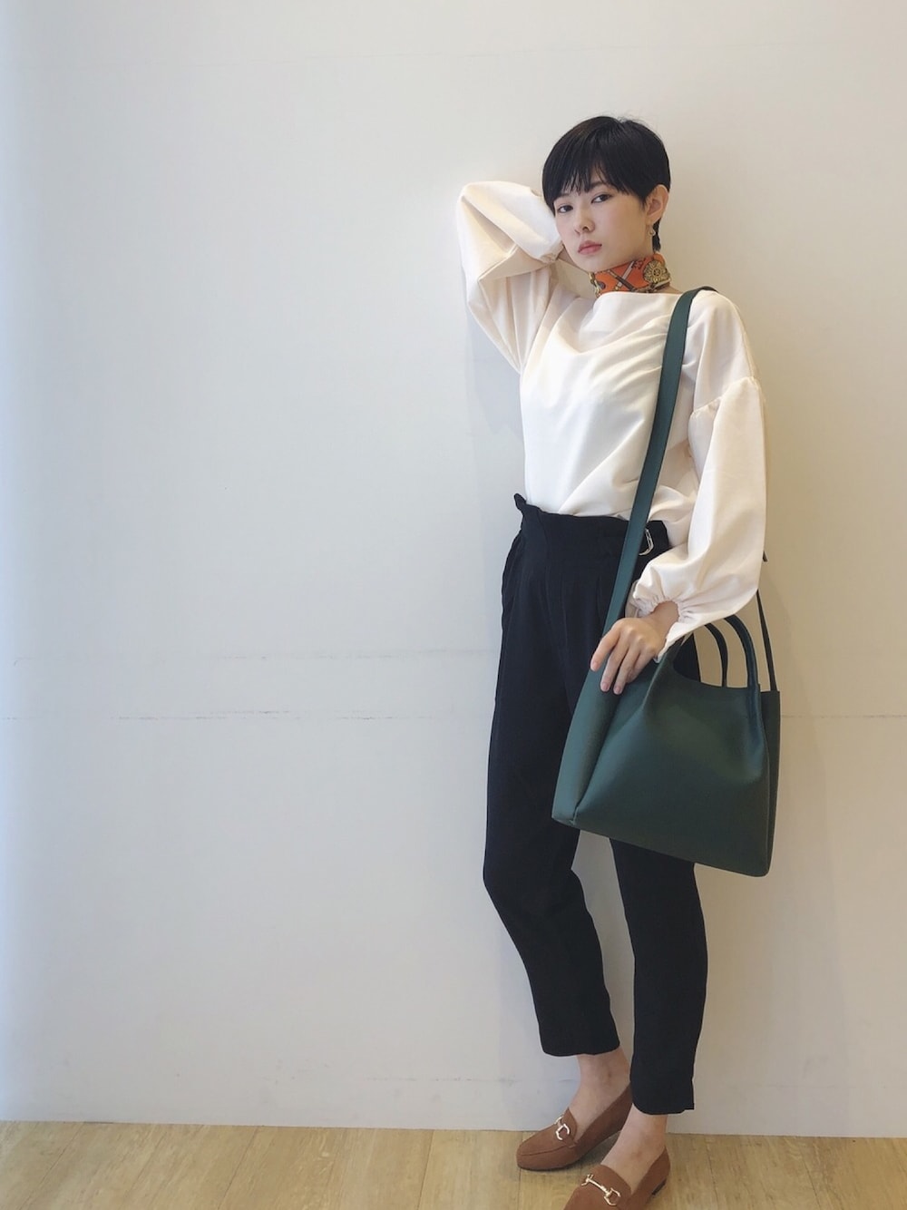 ホワイト系のシャツ/ブラウス、ブラック系のその他パンツ、グリーン系のショルダーバッグを着用したレディースの秋コーディネートの1枚目の写真