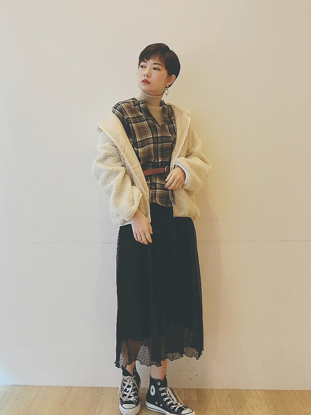 「スタッフセンバツ、大人カジュアル、ボア、ootd、おしゃれさんと繋がりたい、チュールスカート、タートルネック、converse、チェック、春コーデ」｜「YECCA VECCAのタートルノースリーブニット（ニット/セーター、ホワイト系）」を使った、ほそかわこはるさん（レディース・163cm）の冬コーディネートの1枚目の写真