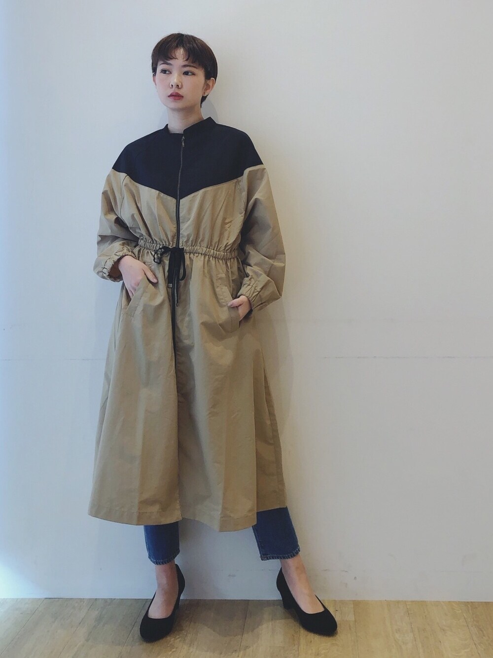 「シンプル、オトナカジュアル、春コーデ、デニム、ootd、パンプス、パンツスタイル、おしゃれさんと繋がりたい、earth music&ecology」｜「earth music&ecologyのUSA COTTONデニムパンツ(テーパード)（デニムパンツ、ブルー系）」を使った、ほそかわこはるさん（レディース・163cm）の冬コーディネートの1枚目の写真