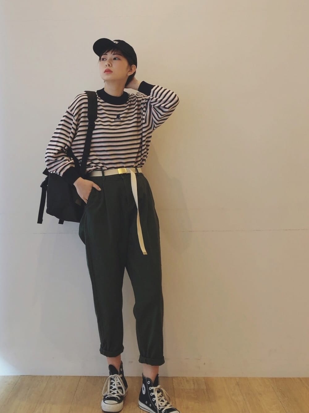 「カジュアルコーデ、スタッフセンバツ、チノパン、キャップ、ボーダー、ベルト、earth music&ecology、ootd、converse、春コーデ」｜「earth music&ecologyのアイテム（キャップ、ブラック系）」を使った、ほそかわこはるさん（レディース・163cm）の冬コーディネートの1枚目の写真