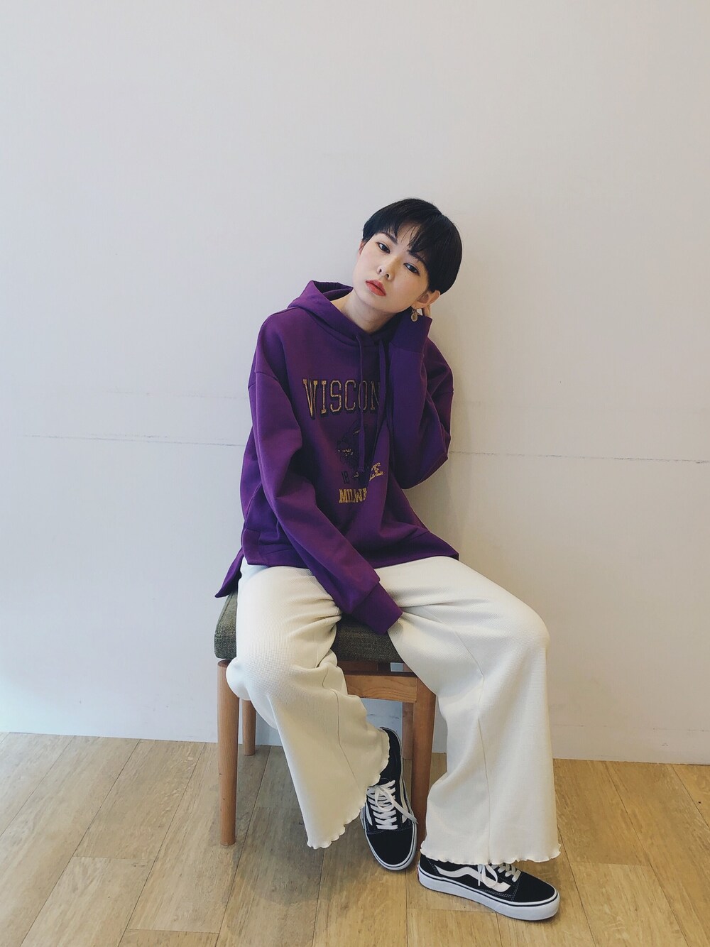 ホワイト系のその他パンツ、パープル系のパーカーを着用したレディースの冬コーディネートの1枚目の写真