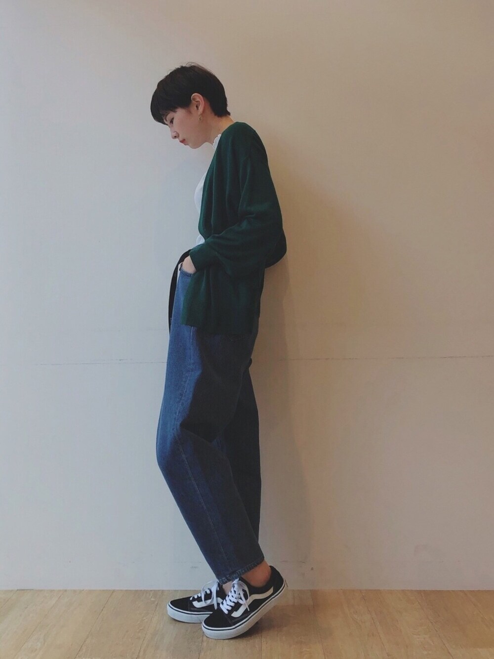 「シンプル、パンツスタイル、デニム、カーディガン、春コーデ、スニーカー、ハイウエスト、通勤コーデ、グリーン、春」｜「earth music&ecologyのすきな丈カーディガン(レギュラー) ●（カーディガン/ボレロ、グリーン系）」を使った、ほそかわこはるさん（レディース・163cm）の冬コーディネートの1枚目の写真