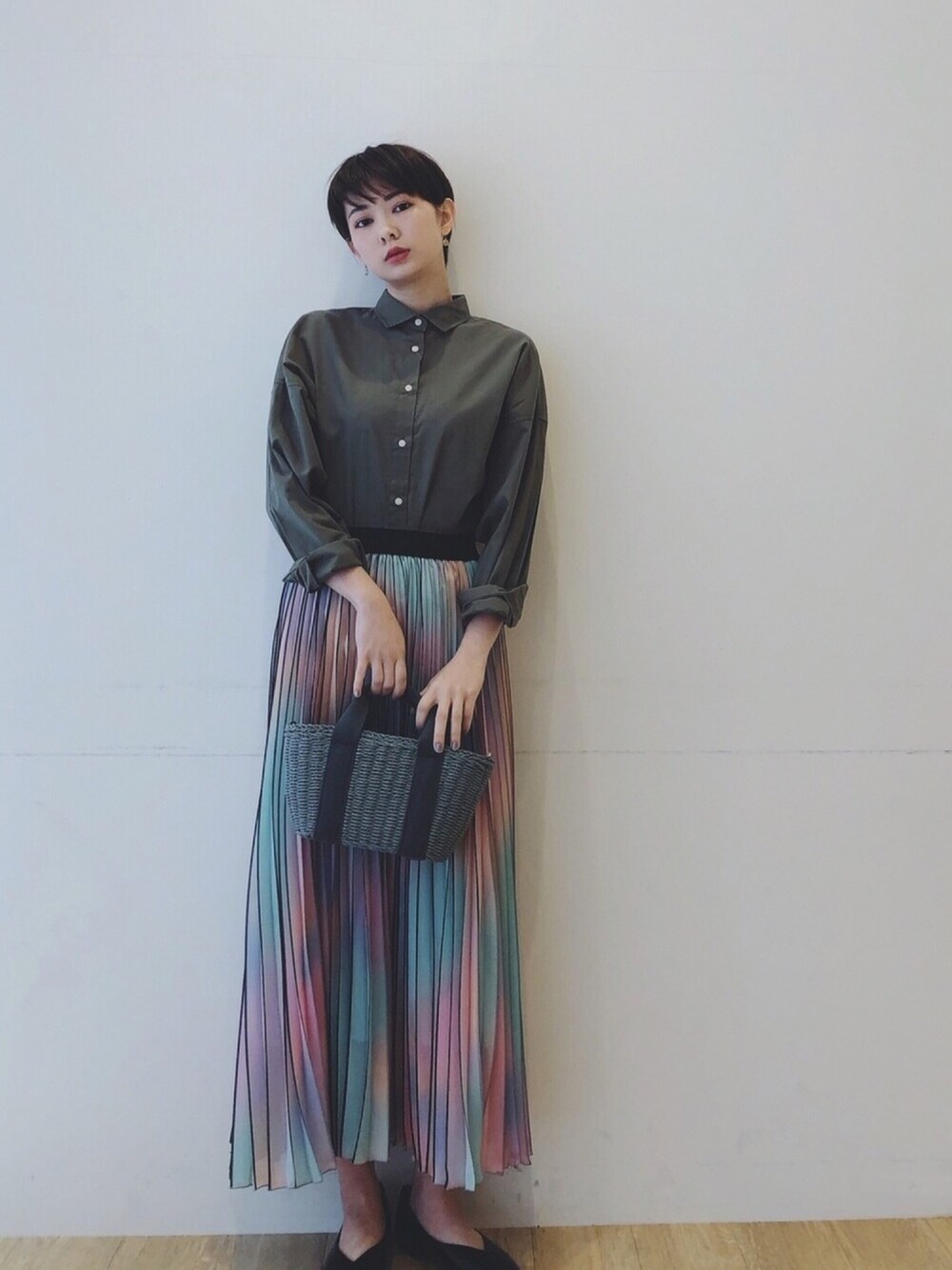 グリーン系のシャツ/ブラウス、グリーン系のショルダーバッグ、ブラック系のパンプスを着用したレディースの春コーディネートの1枚目の写真