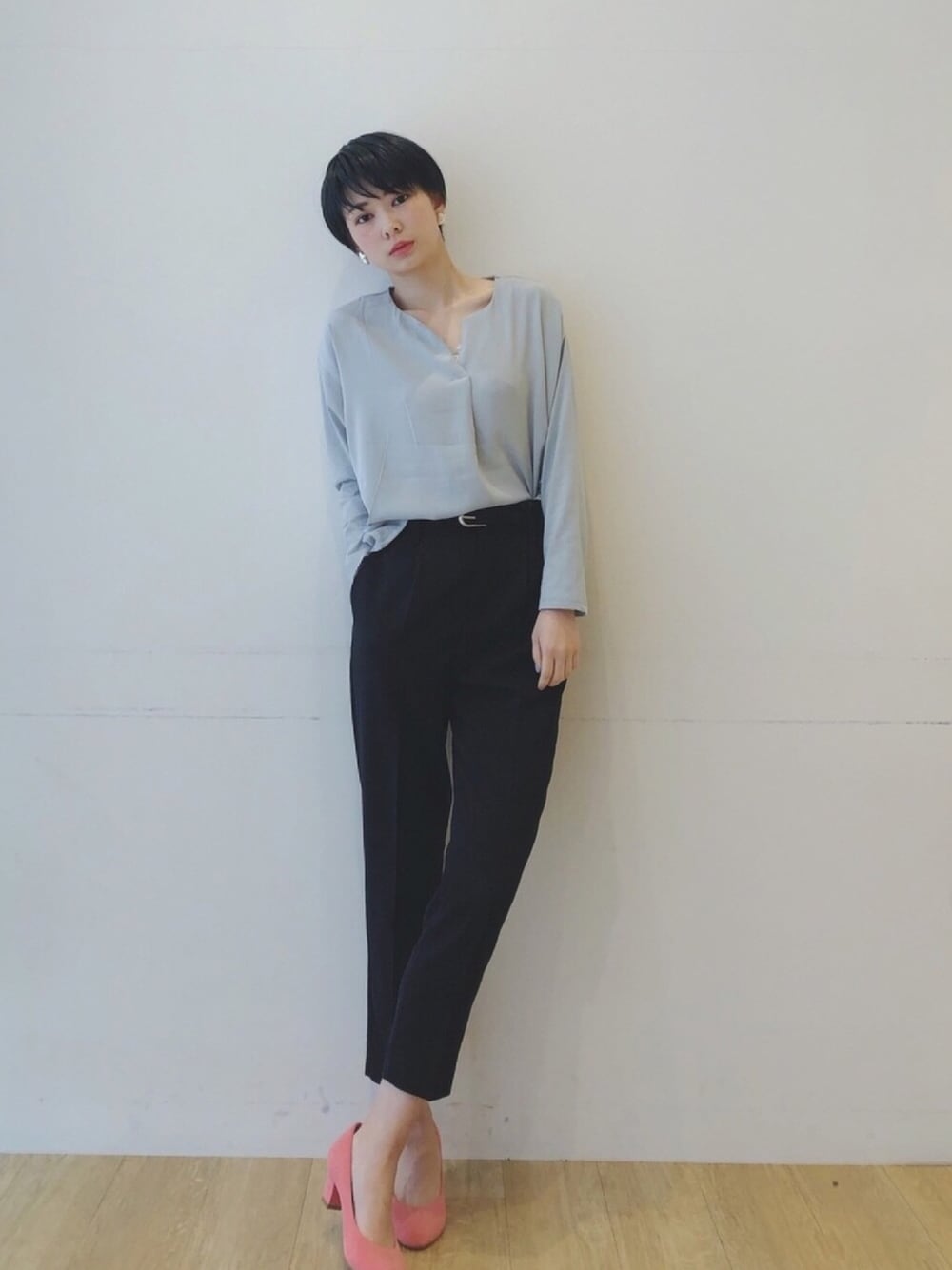 グレー系のシャツ/ブラウス、ブラック系のその他パンツ、ブラック系のパンプスを着用したレディースの春コーディネートの1枚目の写真