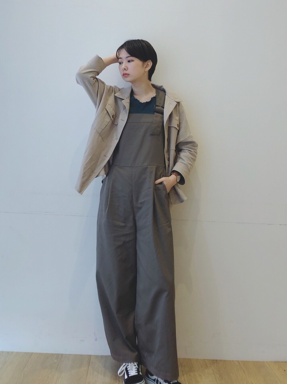 ベージュ系のサロペット/オーバーオール、グレー系のTシャツ/カットソー、ピンク系のシャツ/ブラウスを着用したレディースの春コーディネートの1枚目の写真