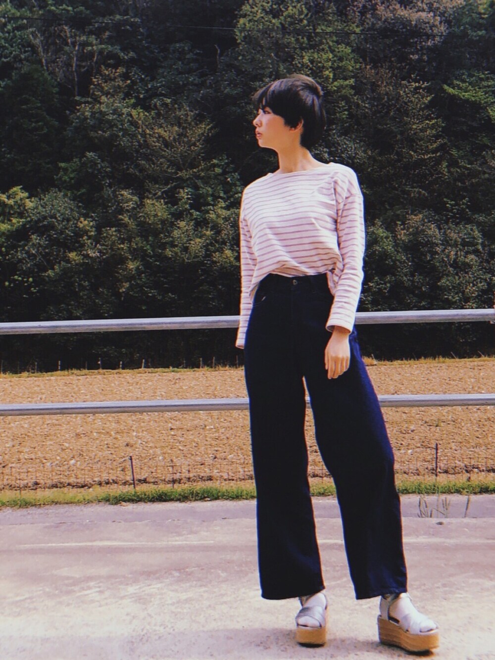 パープル系のTシャツ/カットソー、ブルー系のデニムパンツ、シルバー系のサンダルを着用したレディースの春コーディネートの1枚目の写真