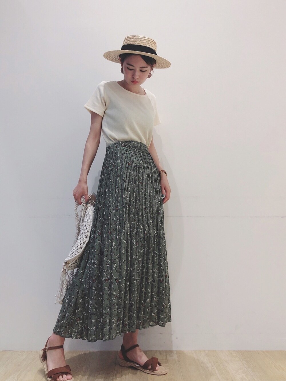 「オトナ女子、ootd、earth music&ecology、プリーツスカート、花柄、カンカン帽、サンダル、ラフスタイル、シンプル、夏コーデ」｜「earth music&ecologyのワッフルバックレースアッププルオーバー ●.（Tシャツ/カットソー、ホワイト系）」を使った、ほそかわこはるさん（レディース・163cm）の夏コーディネートの1枚目の写真