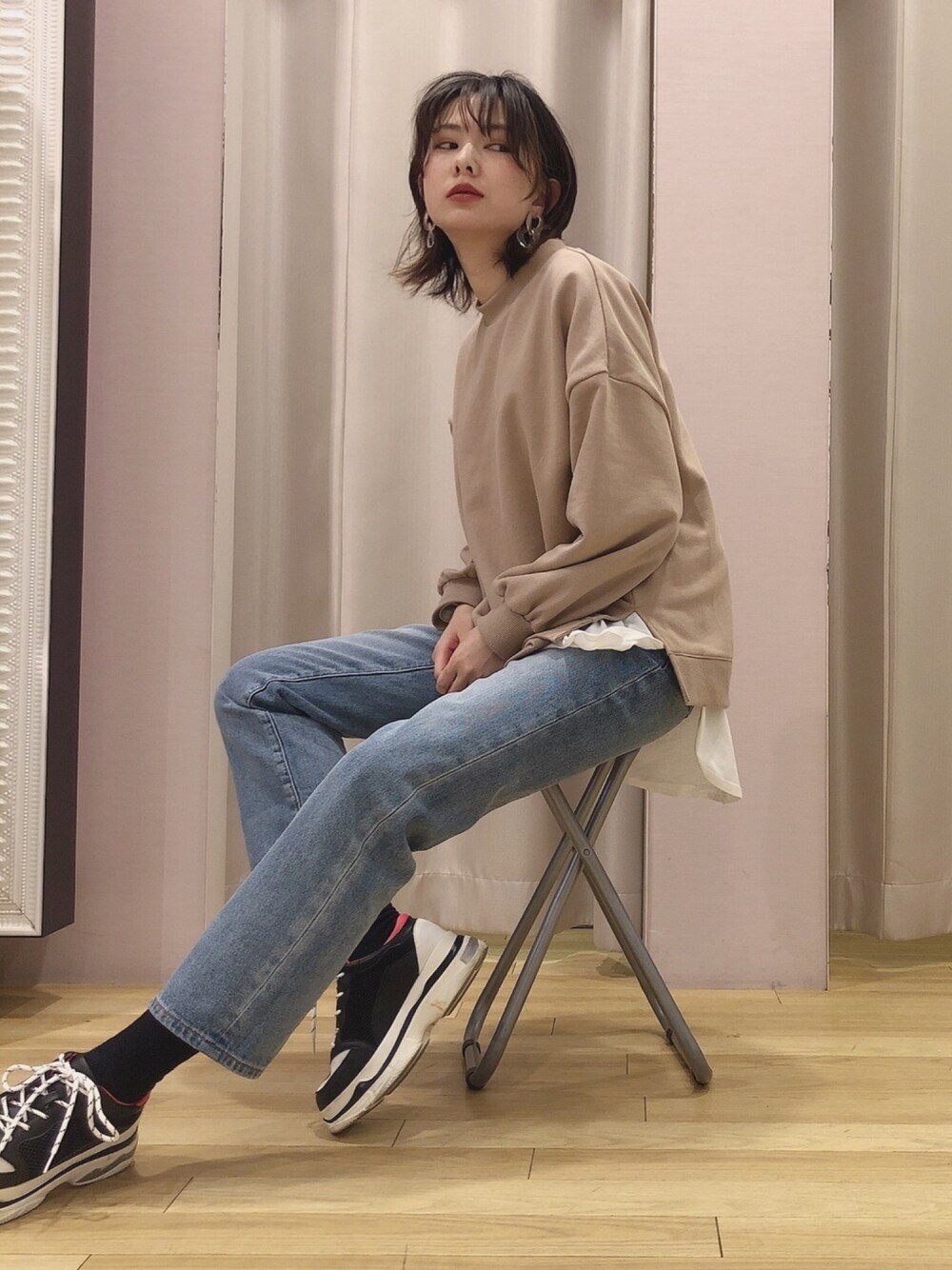 「カジュアルコーデ、シンプルコーデ、休日スタイル、ラクチンコーデ、お洒落さんとつながりたい、デニム、レイヤードスタイル、ダッドスニーカー、スウェット、earth music&ecology」｜「earth music&ecologyのCOTTON USAスウェットプルオーバー＊（スウェット、ベージュ系）」を使った、ほそかわこはるさん（レディース・163cm）の冬コーディネートの1枚目の写真