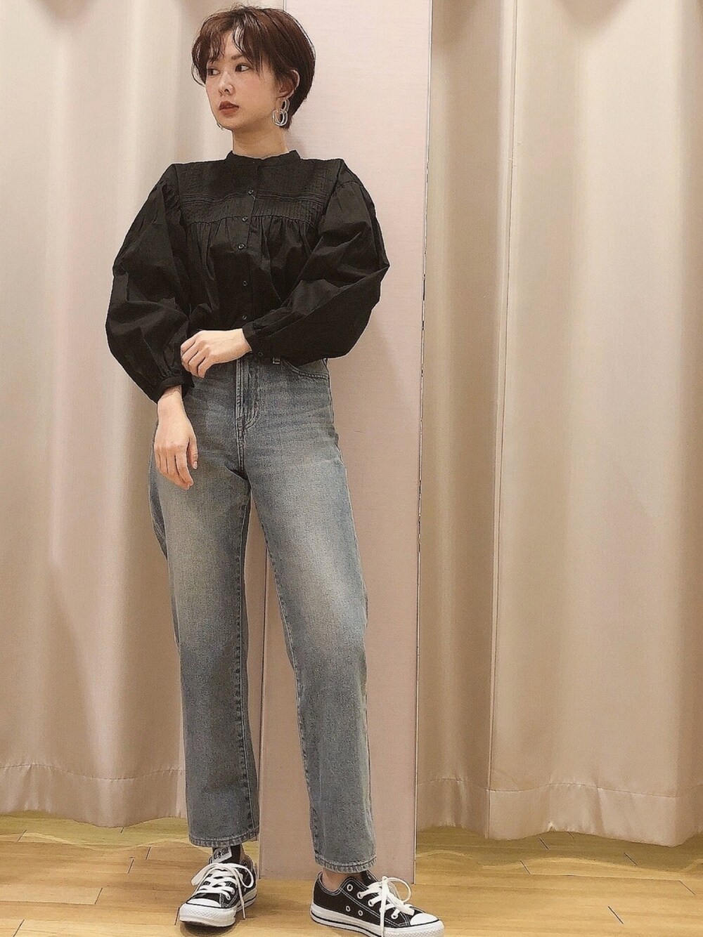 「春コーデ、デニム、シンプルコーデ、ブラウス、converse、スニーカー、ボリューム袖、ブラック、春、ootd」｜「earth music&ecologyのピンタックブラウス ＊（シャツ/ブラウス、ブラック系）」を使った、ほそかわこはるさん（レディース・163cm）の春コーディネートの1枚目の写真