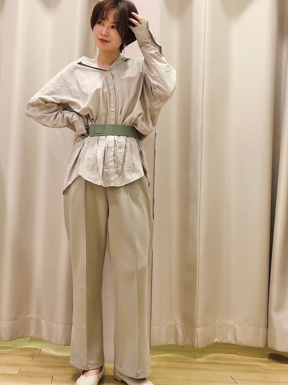 「カジュアル、ベージュ、休日スタイル、パンツスタイル、シャツスタイル、春、ストライプ、ootd、おしゃれさんと繋がりたい、earth music&ecology」｜「earth music&ecologyの【2020春夏】オーガニックコットンシャツチュニック　＊（シャツ/ブラウス、その他）」を使った、ほそかわこはるさん（レディース・163cm）の春コーディネートの1枚目の写真