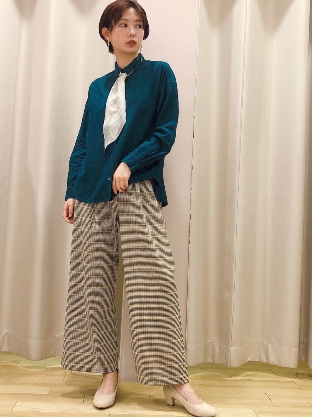 「リネン、春、今日のコーデ、オトナカジュアル、スカーフ、春コーデ、チェック、ワイドパンツ、パンツスタイル、ootd」｜「earth music&ecologyの【2020春夏】フレンチリネンブレンド2wayシャツ〇＊（シャツ/ブラウス、グリーン系）」を使った、ほそかわこはるさん（レディース・163cm）の春コーディネートの1枚目の写真