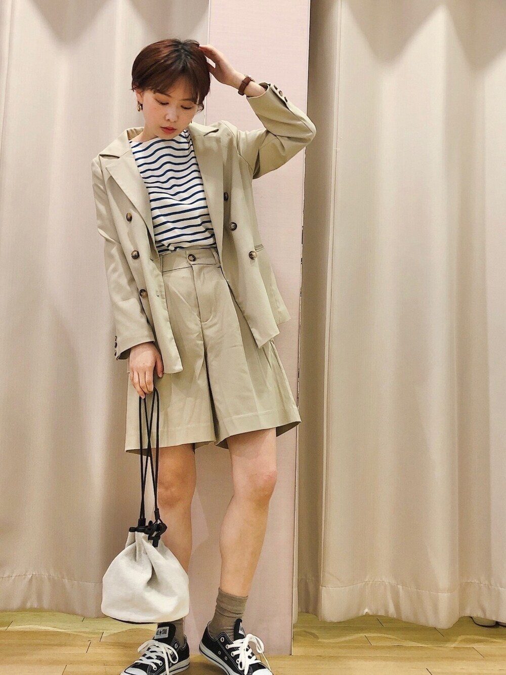 「メンズライク、春コーデ、ジャケット、ハーフパンツ、セットアップ、大人カジュアル、スニーカーコーデ、コンバース、ボーダー、ベージュ」｜「earth music&ecologyのボーダーボーダーボートネック半袖プルオーバー ＊（Tシャツ/カットソー、ブルー系）」を使った、ほそかわこはるさん（レディース・163cm）の春コーディネートの1枚目の写真
