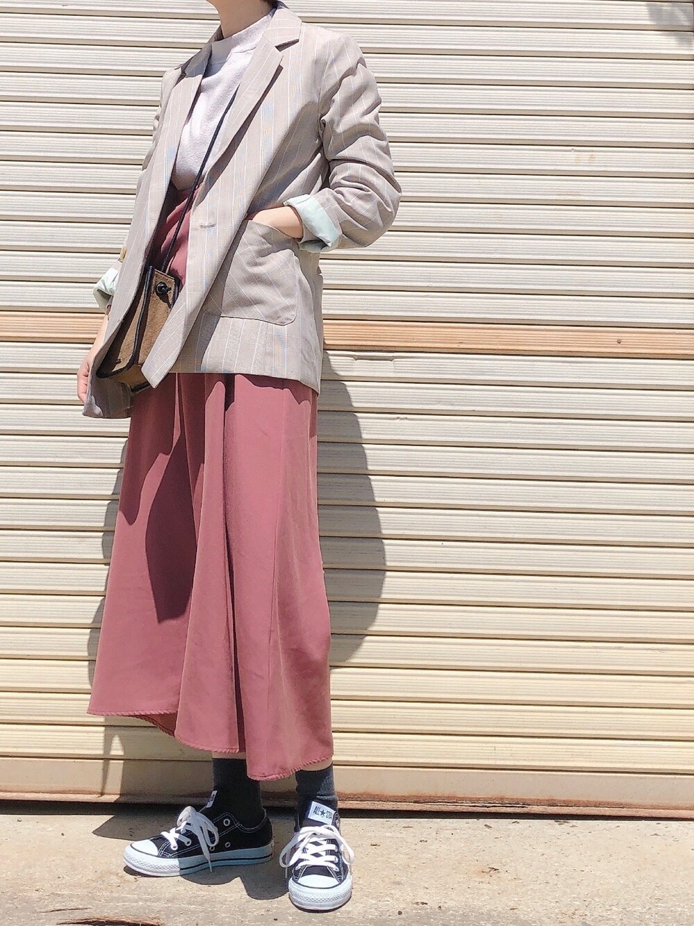 「ootd、チェック、ジャケット、くすみカラー、コンバース、スニーカー、カジュアル、今日のコーデ、春コーデ、大人カジュアル」｜「AS KNOW AS PINKYのアイテム（テーラードジャケット、その他）」を使った、ほそかわこはるさん（レディース・163cm）の春コーディネートの1枚目の写真
