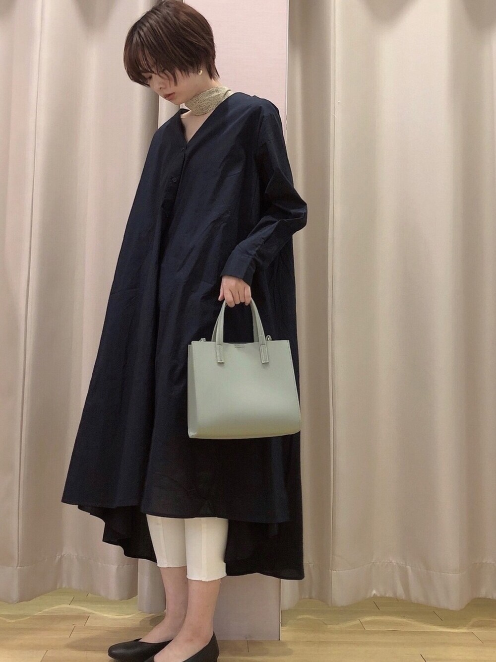 「シンプルコーデ、休日スタイル、カジュアルコーデ、大人コーデ、ロングワンピース、春色、ootd、シャツスタイル、パンプス、スキニー」｜「earth music&ecologyの小ドットナロースカーフ ＊＊（ストール/ショール、ベージュ系）」を使った、ほそかわこはるさん（レディース・163cm）の春コーディネートの1枚目の写真