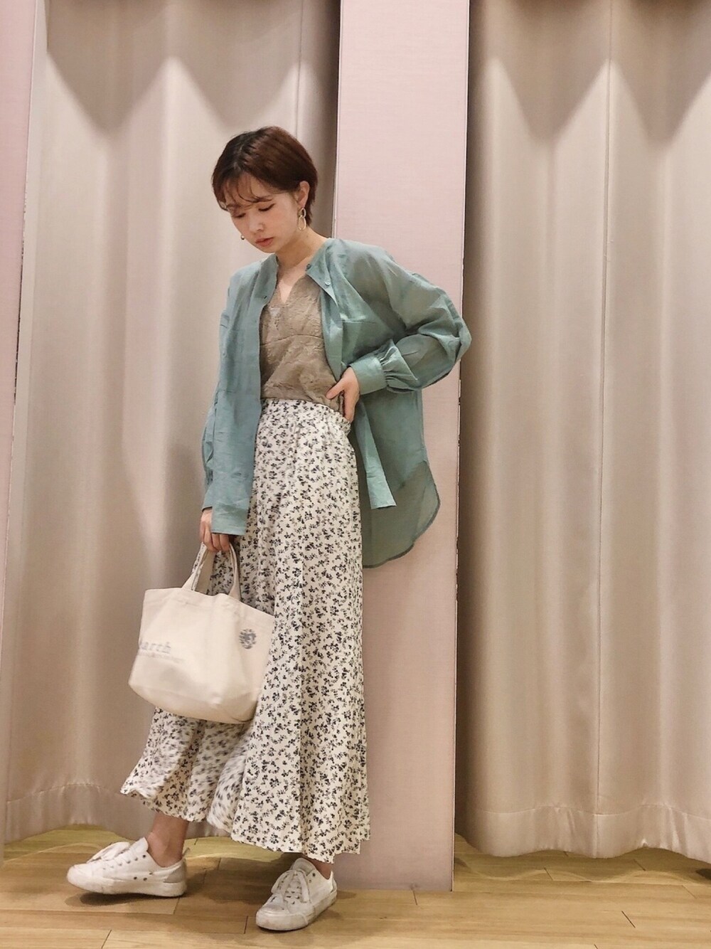 「休日スタイル、大人カジュアル、花柄、シアーシャツ、ミントグリーン、summer、夏、スニーカーコーデ、ootd、ラフ」｜「earth music&ecologyのSET2点バンドカラーシャツ+インナー ＊（シャツ/ブラウス、グリーン系）」を使った、ほそかわこはるさん（レディース・163cm）の春コーディネートの1枚目の写真
