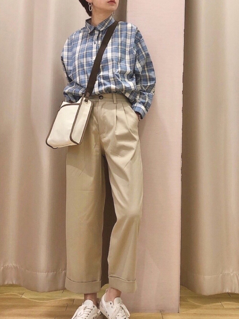 「大人カジュアル、休日スタイル、ootd、チェック、ワイドパンツ、ロールアップ、シンプル、スニーカーコーデ、メンズライク、ベージュ」｜「earth music&ecologyのTCブロードベーシックシャツ＊（シャツ/ブラウス、その他）」を使った、ほそかわこはるさん（レディース・163cm）の春コーディネートの1枚目の写真
