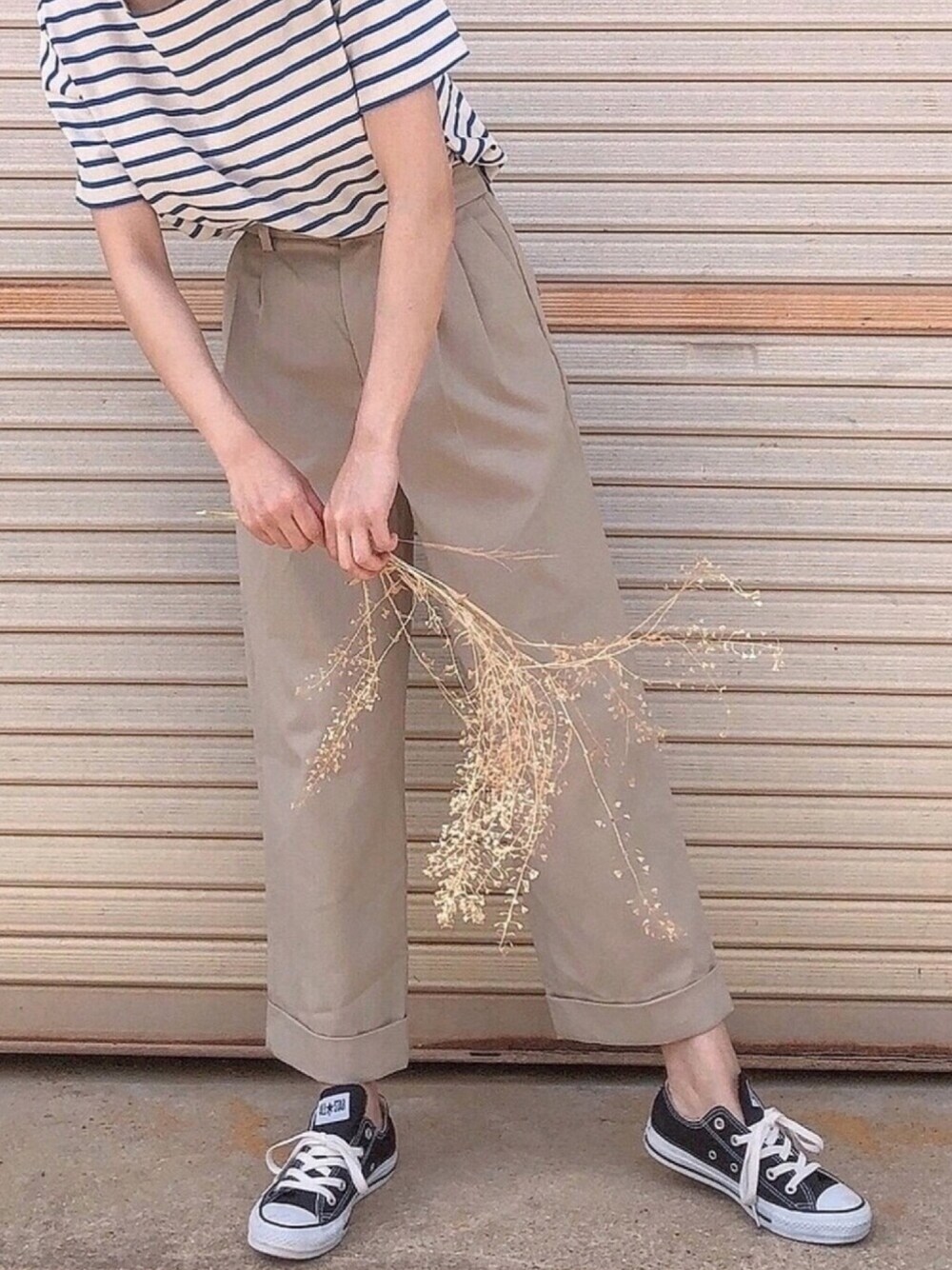 「ボーダー、ワイドパンツ、converse、シンプル、休日スタイル、ootd、プチプラ、ラフ、夏コーデ、メンズライク」｜「earth music&ecologyのボーダーボーダーボートネック半袖プルオーバー ＊（Tシャツ/カットソー、ブルー系）」を使った、ほそかわこはるさん（レディース・163cm）の春コーディネートの1枚目の写真