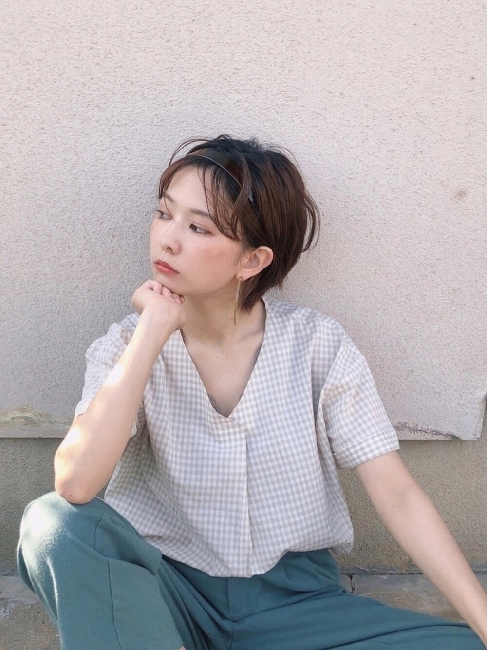 「シンプルコーデ、春夏コーデ、今日のコーデ、ワイドパンツ、シャツスタイル、夏コーデ、プチプラコーデ、ootd、透け感、チェック」｜「earth music&ecologyのタック入りVネックブラウス ＊（Tシャツ/カットソー、ベージュ系）」を使った、ほそかわこはるさん（レディース・163cm）の春コーディネートの1枚目の写真