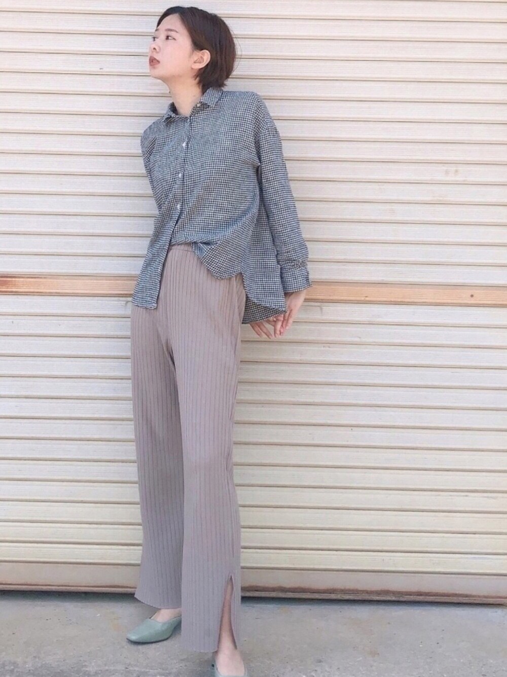 「おうちファッション、シャツスタイル、スリット、チェック、シンプル、ラクチンコーデ、大人カジュアル、プチプラコーデ、夏コーデ、ベージュコーデ」｜「earth music&ecologyの【2020春夏】フレンチリネンブレンド2wayシャツ〇＊（シャツ/ブラウス、その他）」を使った、ほそかわこはるさん（レディース・163cm）の春コーディネートの1枚目の写真